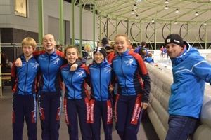 Rens en Jade op het podium bij Hyro Sports jeugdmarathon