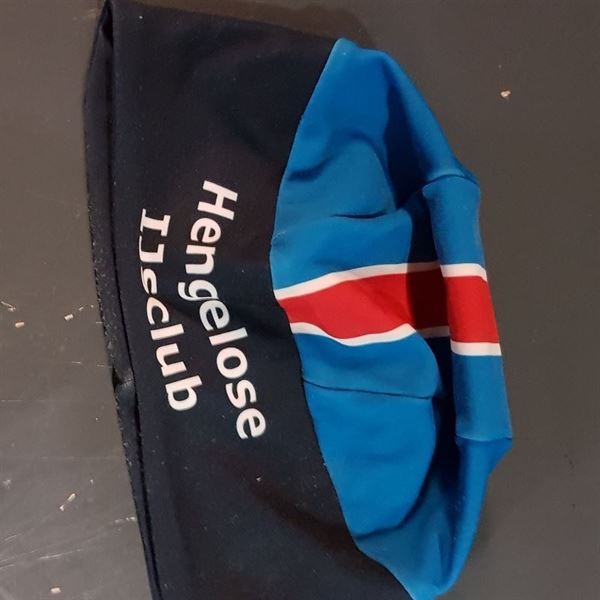 Gevonden: HIJC jasje en muts