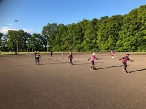 De jeugd is weer aan het skeeleren