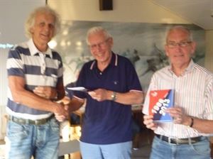 Periodeboek 1988-2013 overhandigd aan ereleden