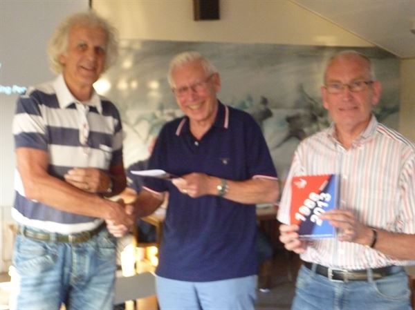 Periodeboek 1988-2013 overhandigd aan ereleden