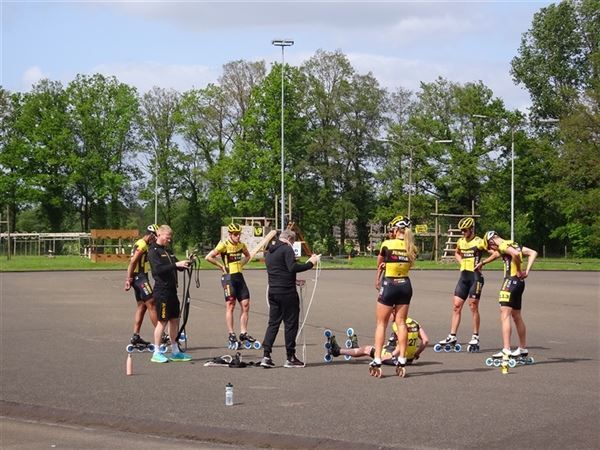 Jumbo Visma traint op de Combibaan
