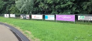 Spandoeken van onze sponsoren langs Combibaan