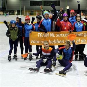 Trainingsgroep zwaait Hanz, Rien en Jarno uit