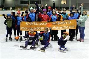 Trainingsgroep zwaait Hanz, Rien en Jarno uit