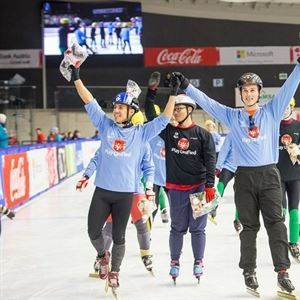 Jarno Brunink schaatst met Apolo Ohno