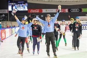 Jarno Brunink schaatst met Apolo Ohno